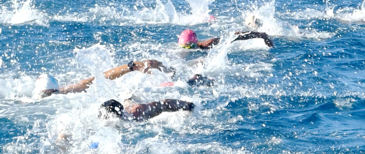 Schwimmer während eines Triathlons