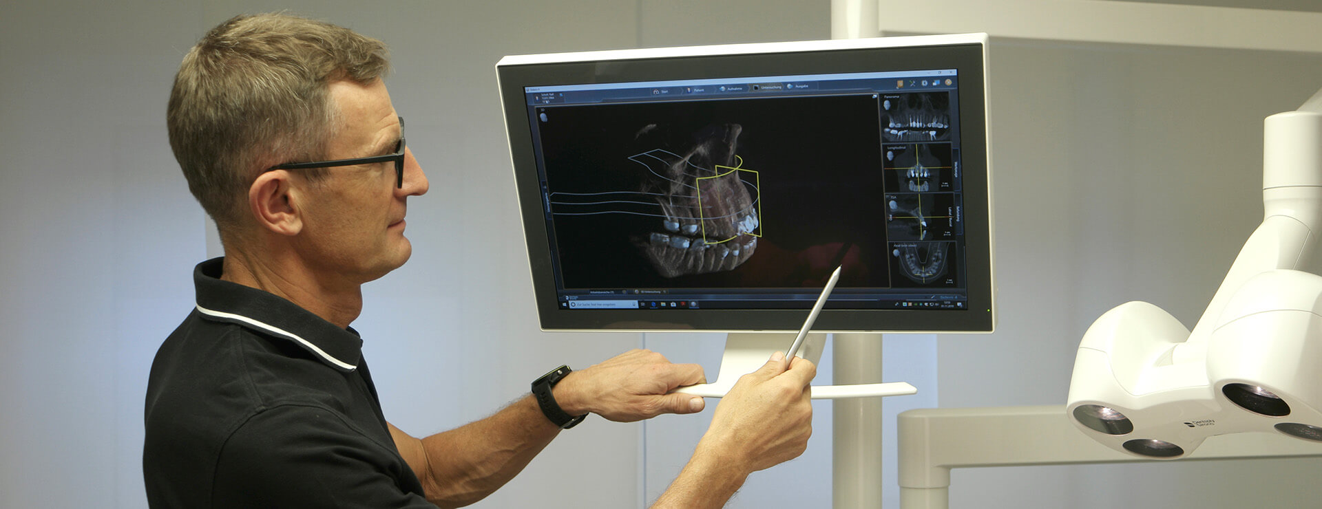 Dr. Passinger Sportzahnarzt mit einem 3D-Modell am Bildschirm